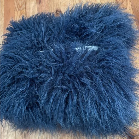 NWT POTTERY BARN DORM TEEN MONGOLIAN FAUX FUR THROW BLANKET NAVY BLUE 60X45 INCH - Picture 5 of 5